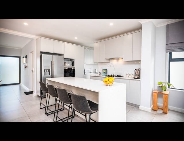 4 BEDROOM FREESTANDING FOR SALE IN SANDOWN
